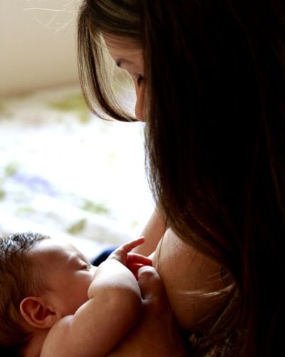 "Elternwissen-Kompakt": Will dein Baby sehr häufig an die Brust?